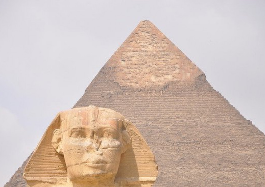 Учени откриха скрита камера в Голямата пирамида в Гиза   