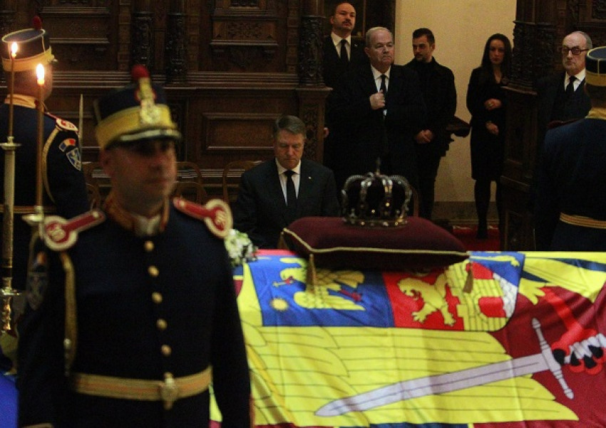 С военни почести погребаха румънския крал