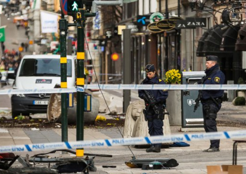 Експлозия край метростанция в Стокхолм, двама души са ранени   