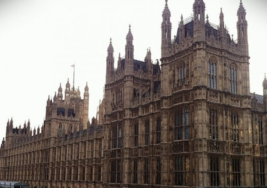 Спукана тръба накара британският парламент да "засмърди"