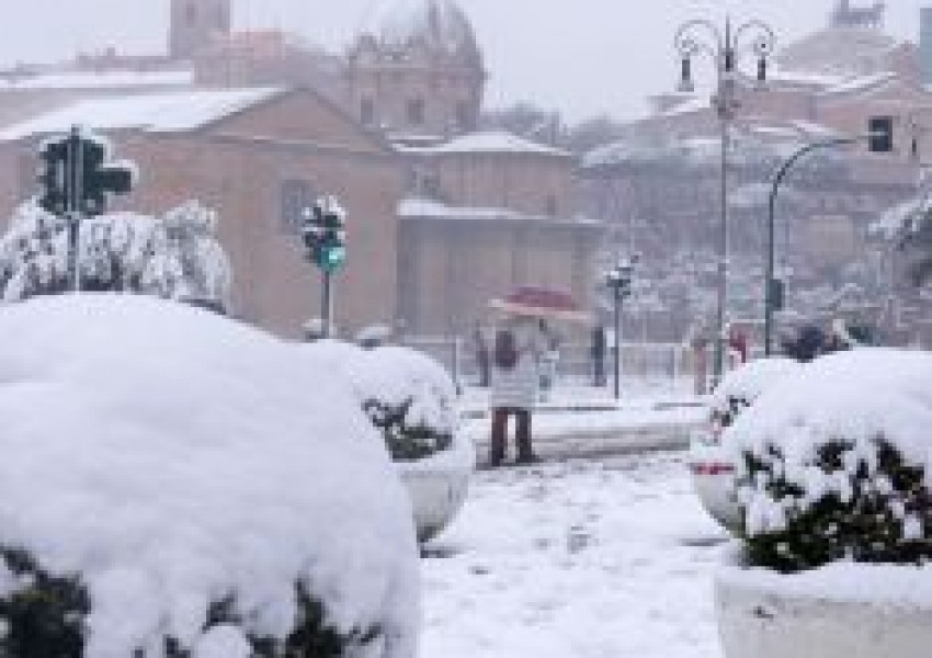 Първи сняг от години в Рим, затвориха училищата  