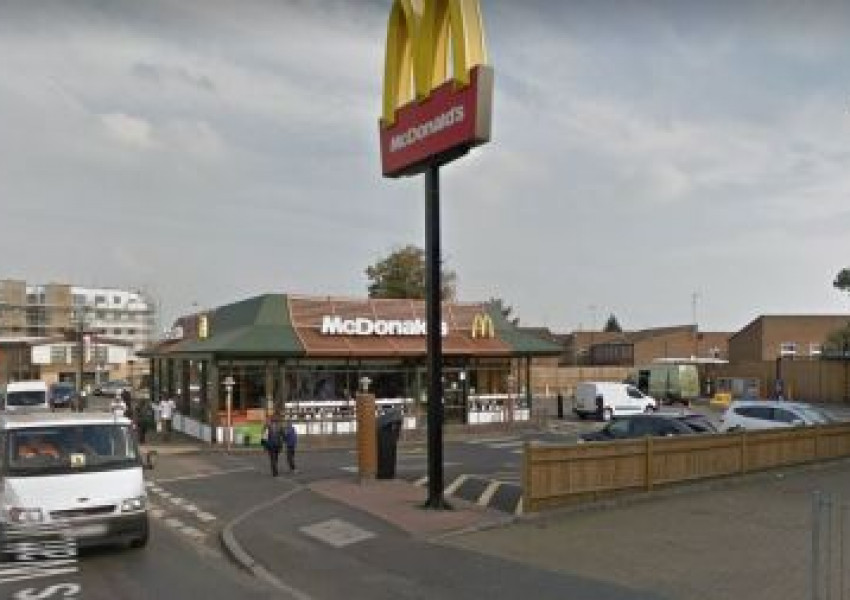 McDonald's накара 14-годишно момиче да яде на студа, носела униформа