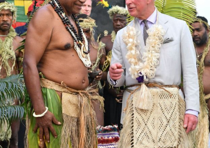 Принц Чарлз стана "Главен вожд" на племе в Тихия Океан
