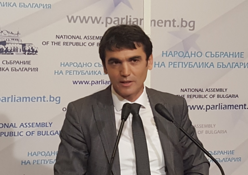Защо поискаха оставката на шефа на Комисията за българите в чужбина