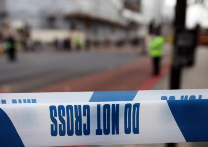 Мъж бе убит до натоварена метро станция в Северен Лондон