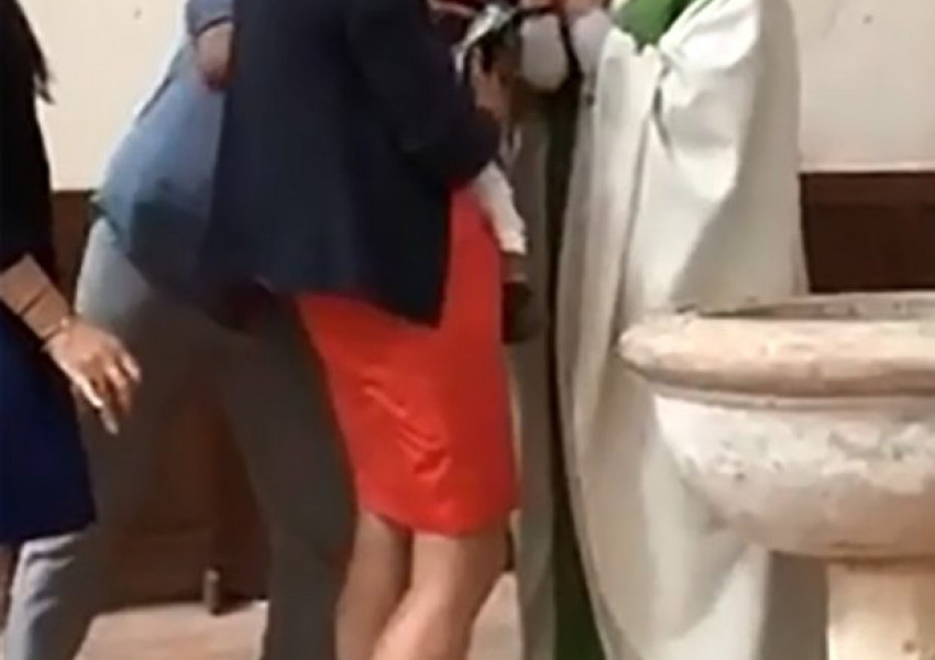Шокиращо! Католик шамаросва бебе по време на кръщене (ВИДЕО)