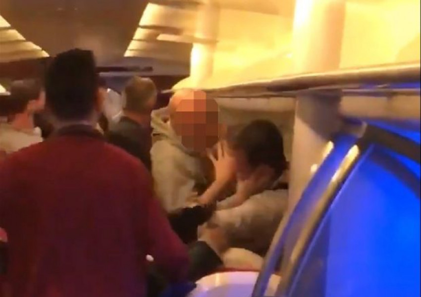 Пиян пътник заснет да бие контрольор във влак за Юстън (ВИДЕО)