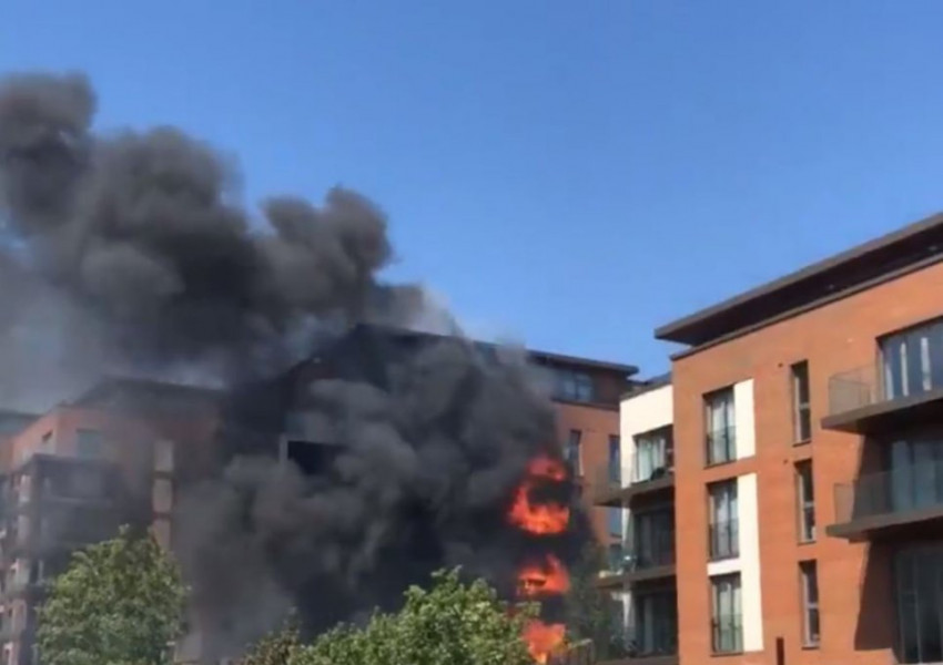 Огромен пожар бушува в Лондон, изпратени са десетки огнеборци