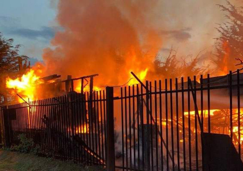 Десетки огнеборци се борят с пожар в източен Лондон