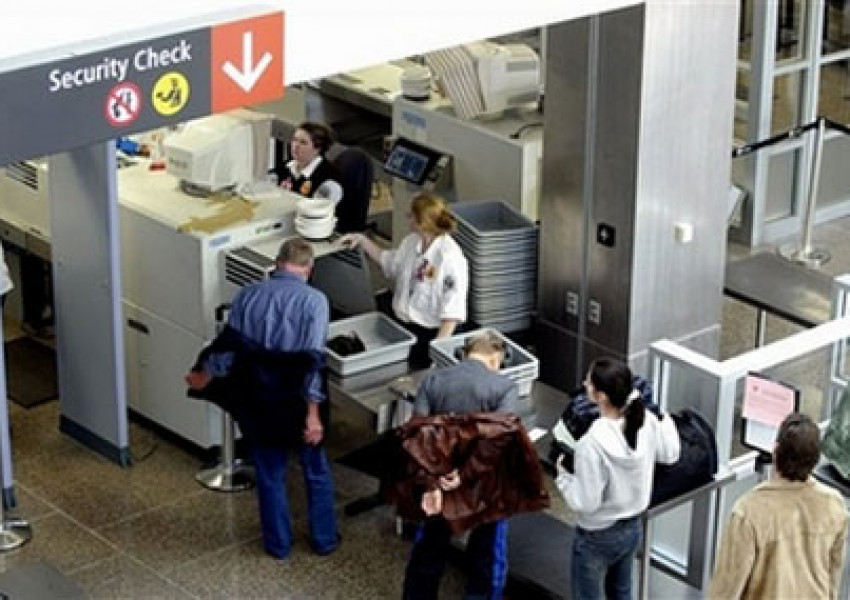 Скенерът на летището по-мръсен от тоалетната чиния