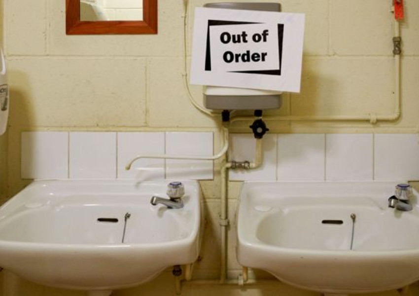 Хиляди работници на Острова нямат достъп до нормална тоалетна