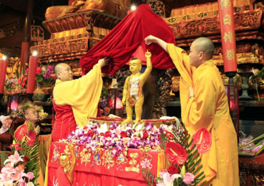 Хиляди монаси отбелязаха Деня на Буда