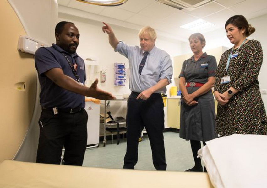 Борис Джонсън обещава милиони за британското здравеопазване