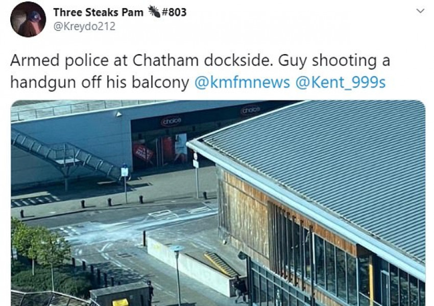 Британската полиция арестува мъж, стрелял от балкона си