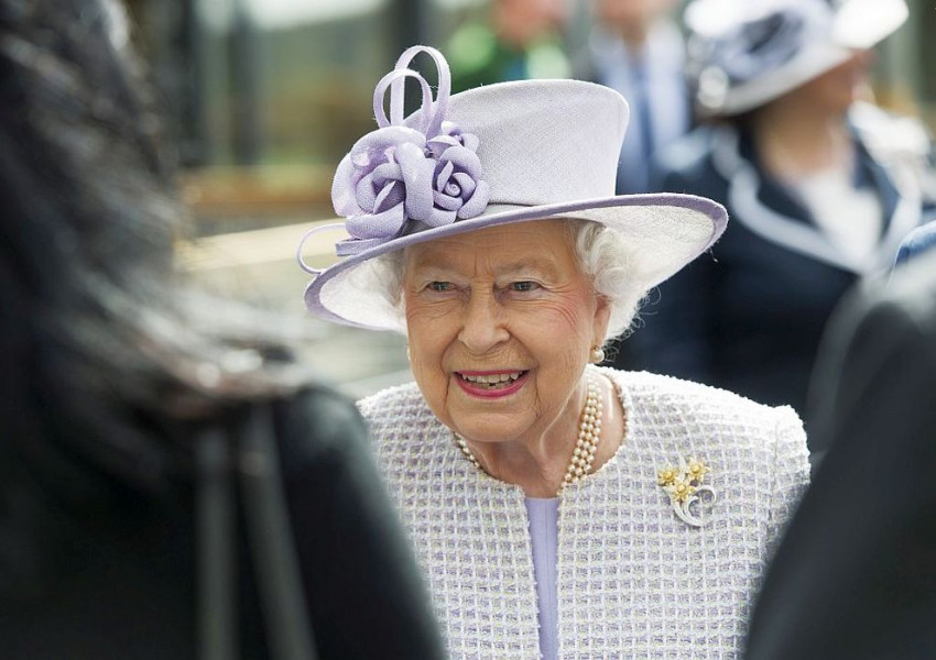 Защо Кралицата може да загуби милиони?