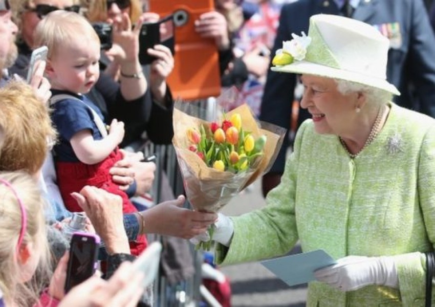 Хиляди британци приветстваха Кралицата пред замъка "Уиндзор" (СНИМКИ)