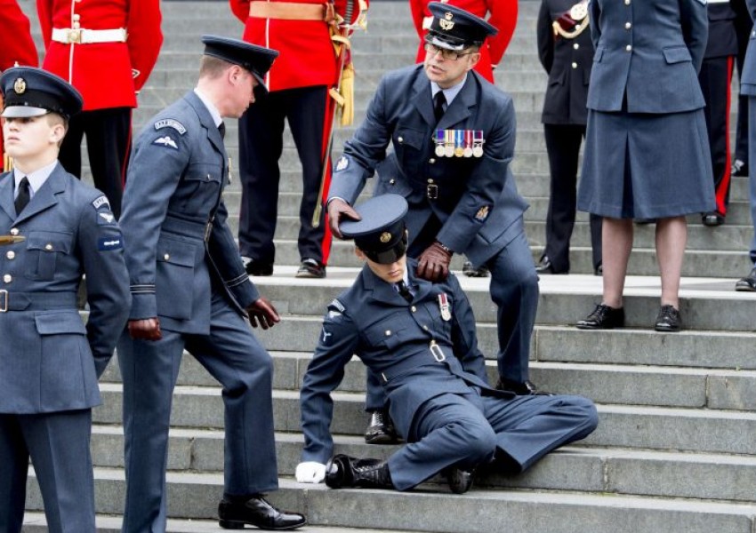 Млад офицер припадна от жега по време на тържествата за кралицата (СНИМКИ)