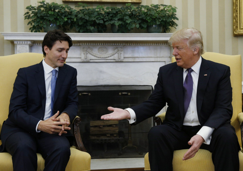 Тази снимка на Тръмп и канадския премиер взриви социалните мрежи (СНИМКА)