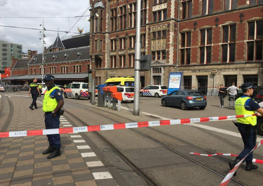 Двама души са ранени при нападение с нож в централната гара на Амстердам