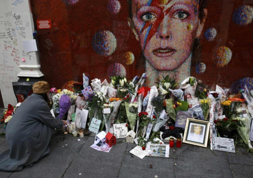 Десетки лондончани почетоха паметта на Дейвид Бауи в "Брикстън"
