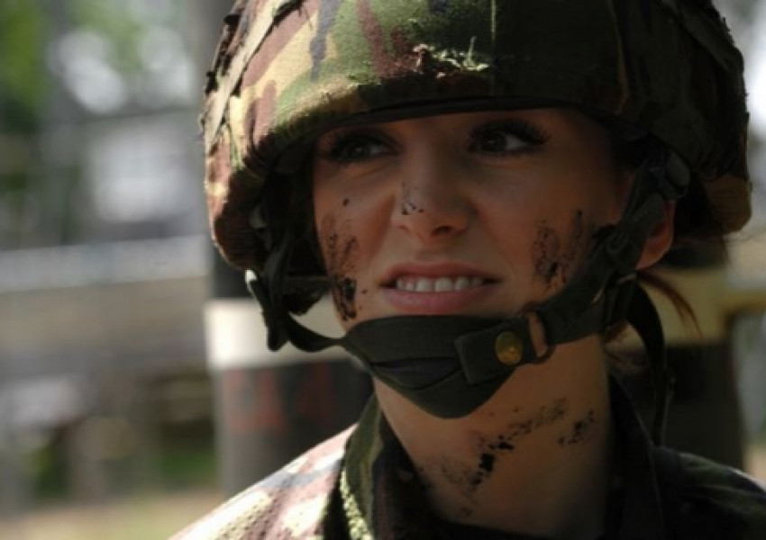 Мис Англия напуска военните след жесток сексуален скандал