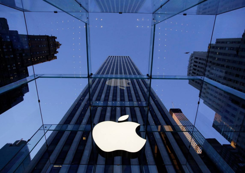 Apple спешно сменя батериите на старите ни телефони