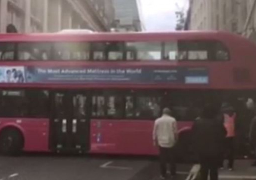 Автобус блокира центъра на Лондон (ВИДЕО)