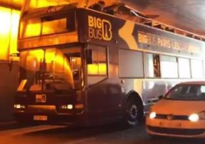 Четирима ранени след като автобус се вряза в мост в Париж