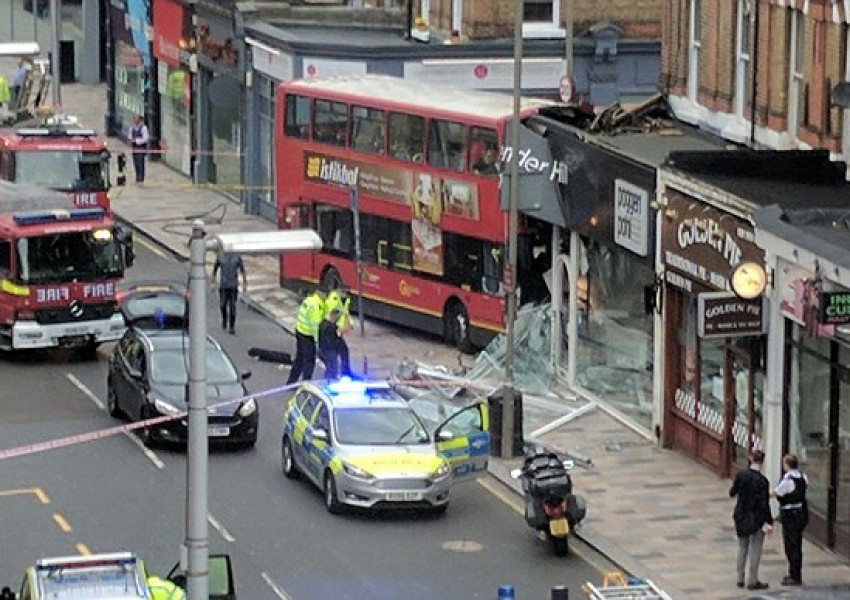 Ужасяваща катастрофа в Лондон, автобус затисна ранени пътници