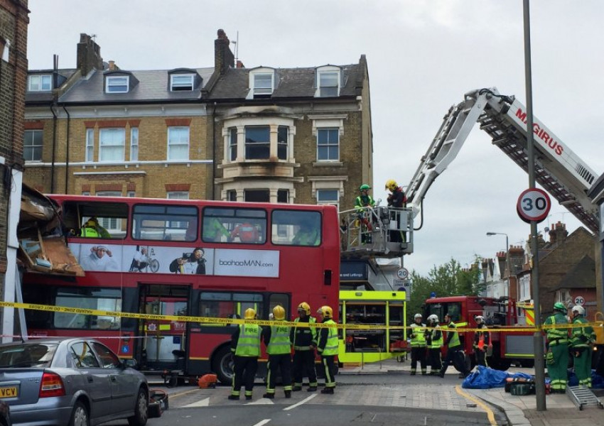 Истински хаос в южен Лондон след катастрофата с автобус (ВИДЕО)
