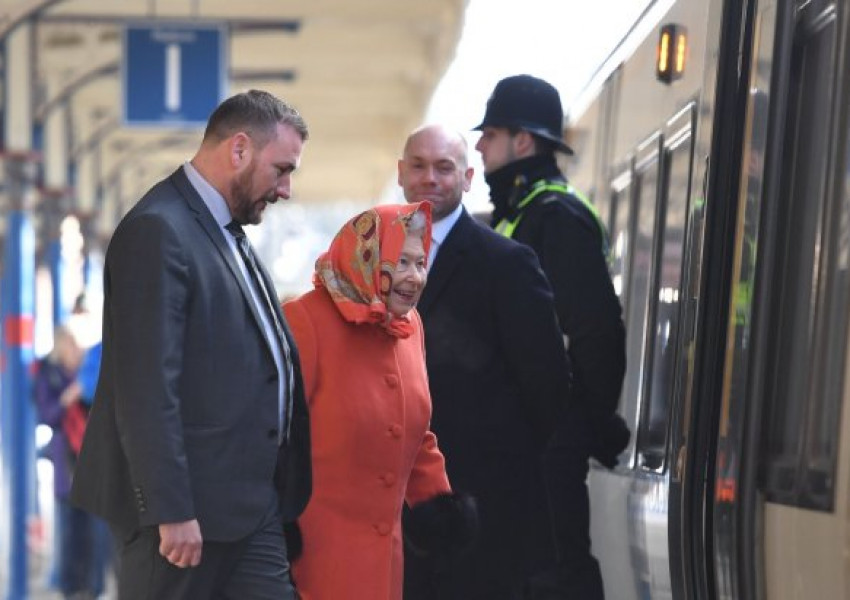 Кралица Елизабет II се завърна в Лондон отново с влак (СНИМКИ)