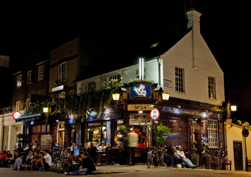 Баровете в източен Лондон спират алкохола през нощта?