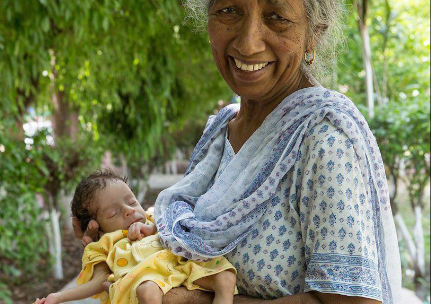 Индийка роди първото си дете на 72