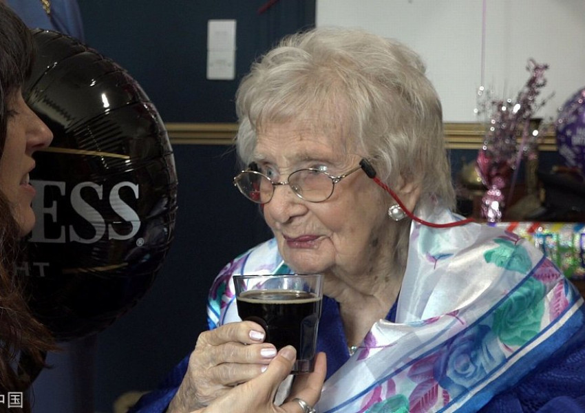 Британска столетница съветва: Пийте по халба бира на ден!