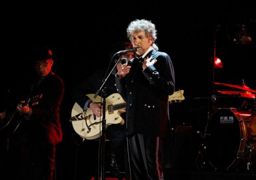 Боб Дилън остава без парите от Нобеловата награда