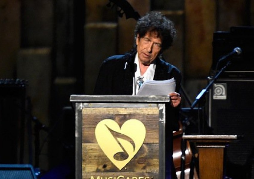 След повече от месец в неизвестност, Боб Дилън прие Нобеловата награда 
