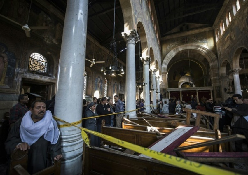 Бомба уби 25 в християнски храм в Кайро