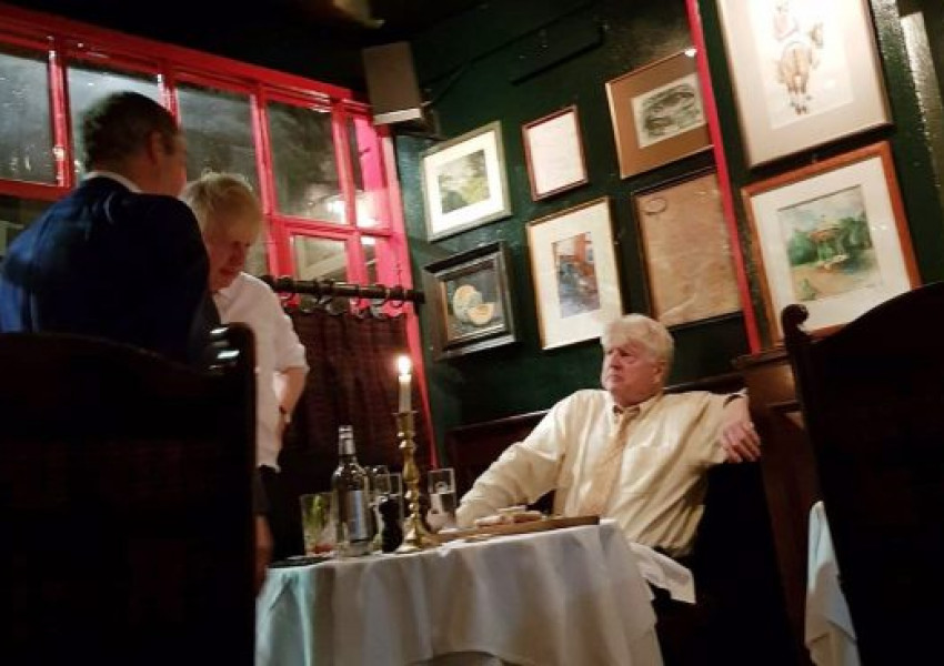Борис Джонсън и Найджъл Фараж вечерят заедно в скъпарски ресторант