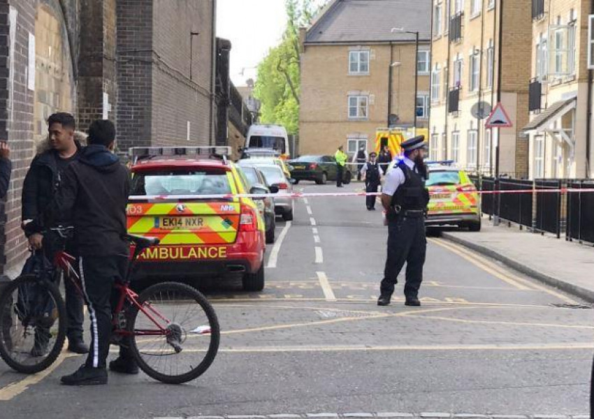 Мъж почина след атака с нож в Източен Лондон