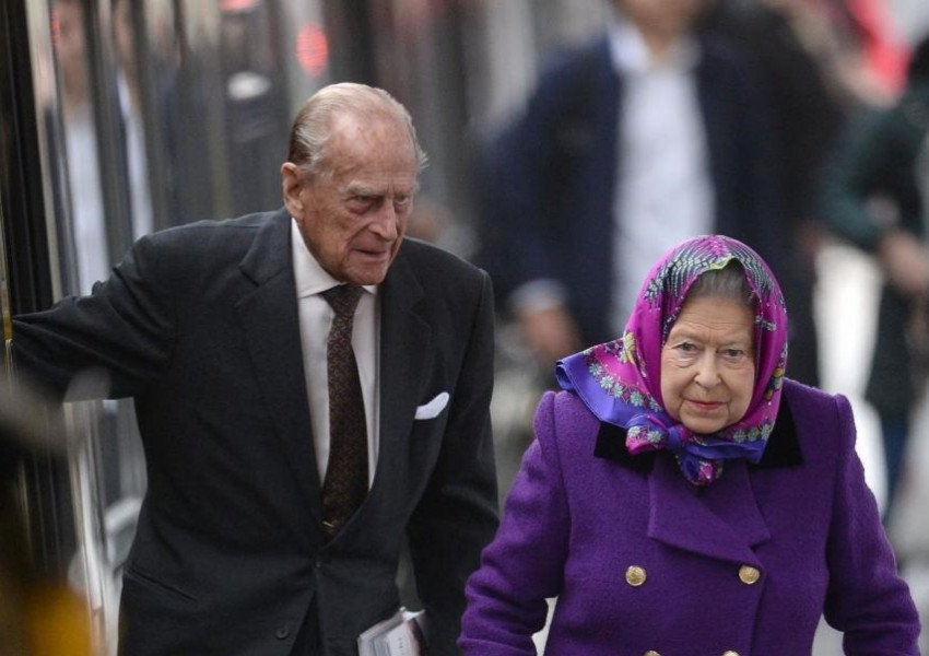 Кралица Елизабет II и принц Филип хванаха влака за коледната си отпуска (СНИМКИ)