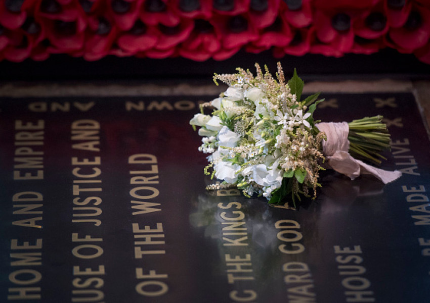 Сватбеният букет на Меган Маркъл положен на Паметника на незнайния войн