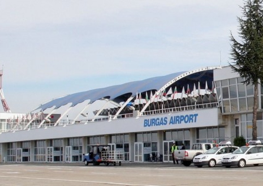 Сигнал за бомба приземи самолет на летището в Бургас