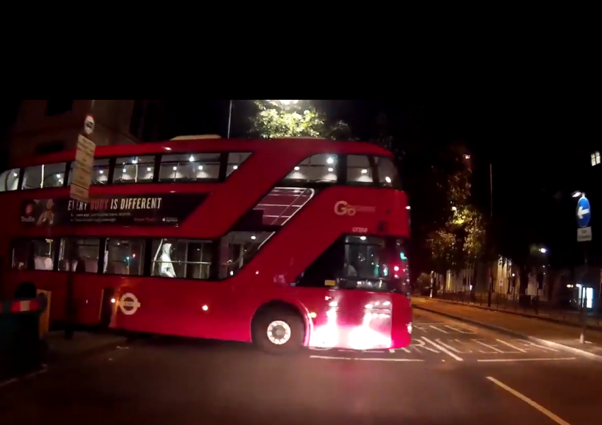 Двуетажен бус без шофьор се движи по лондонските улици