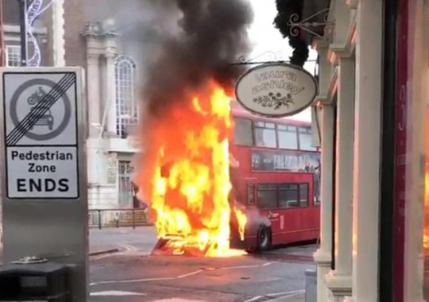 Автобус се запали, ранен е шофьорът (ВИДЕО)