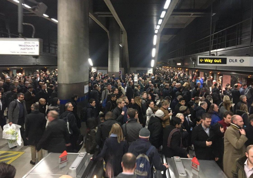 Поредна вечер на хаос в лондонското метро (СНИМКИ)