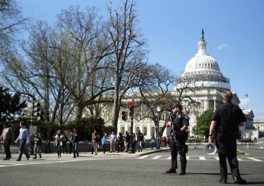Мъж опита да прегази полицаи пред Сградата на конгреса в САЩ
