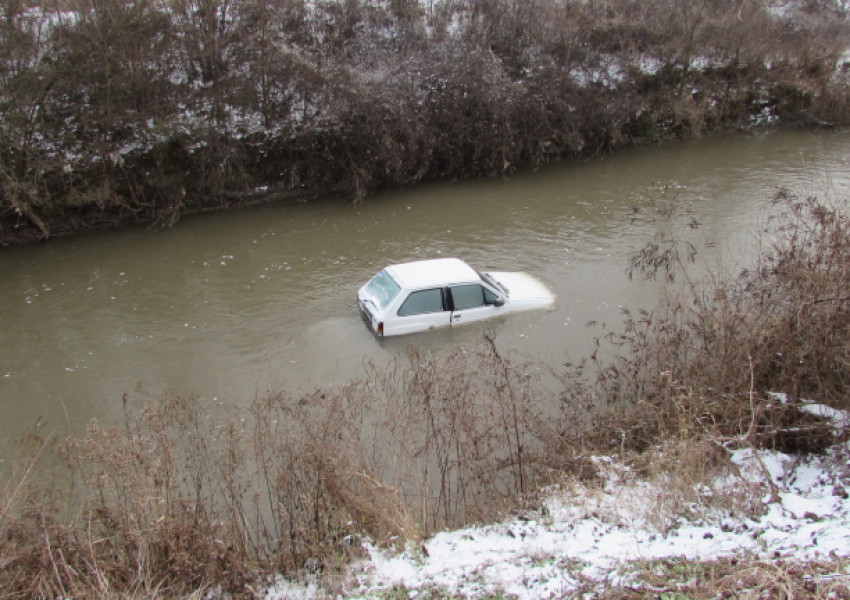 Кола падна в река, шофьорът – невредим! (ВИДЕО)