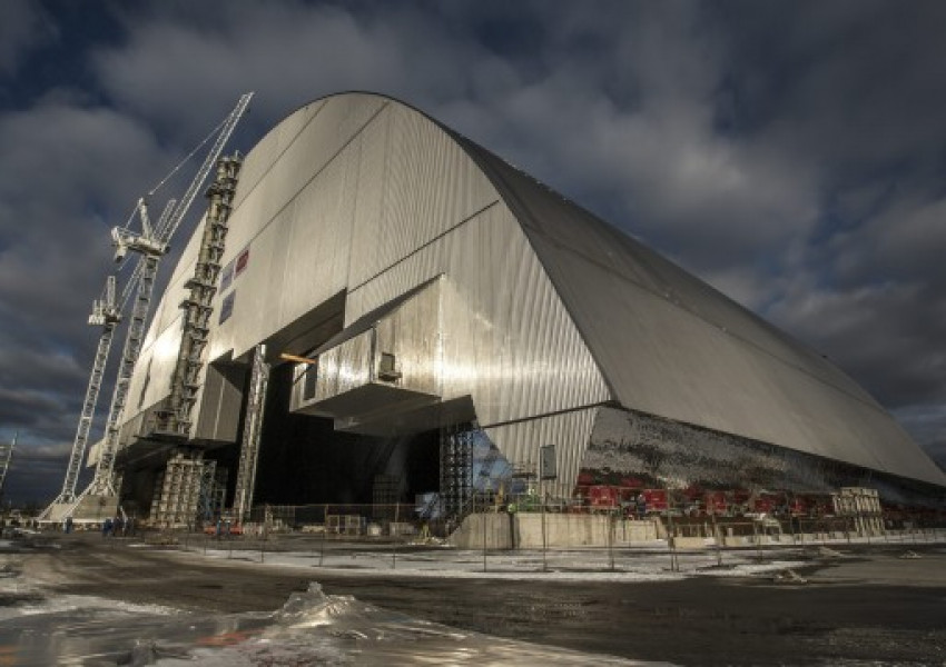 Покриват реактора в Чернобил със стоманен саркофаг