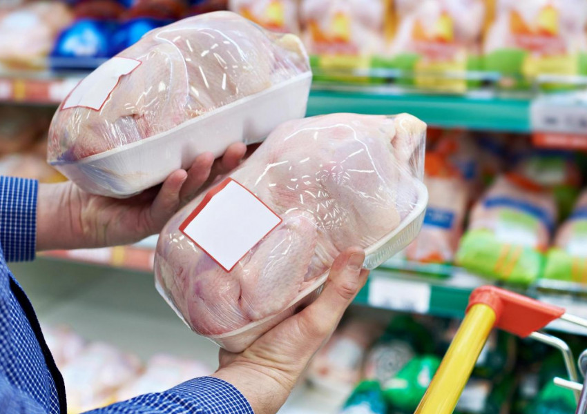 Две трети от пилетата, продавани в супермаркетите в Англия, съдържат супербактерията Ешерихия коли