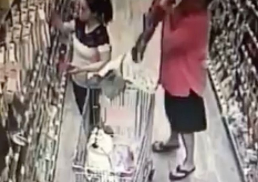 Мъж се опита да открадне бебе от количка (ВИДЕО)